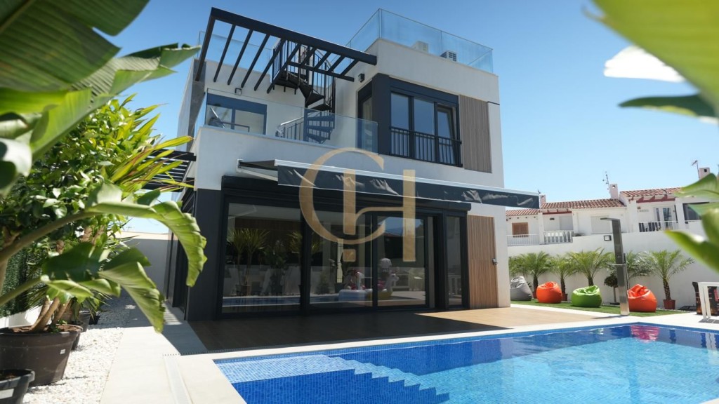 Exclusiva Villa de Diseño Contemporáneo con Piscina Privada 