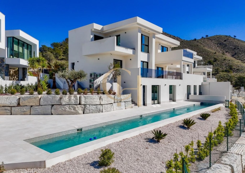 Exclusiva villa con vistas al mar y diseño único - foto 2