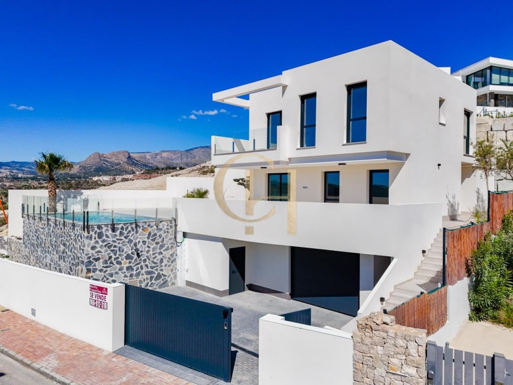 Moderna villa independiente con piscina privada y garaje