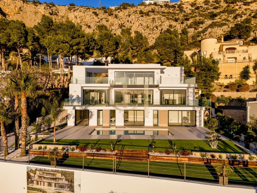 Villa de Autor Suspendida sobre el Mediterráneo en la Zona M