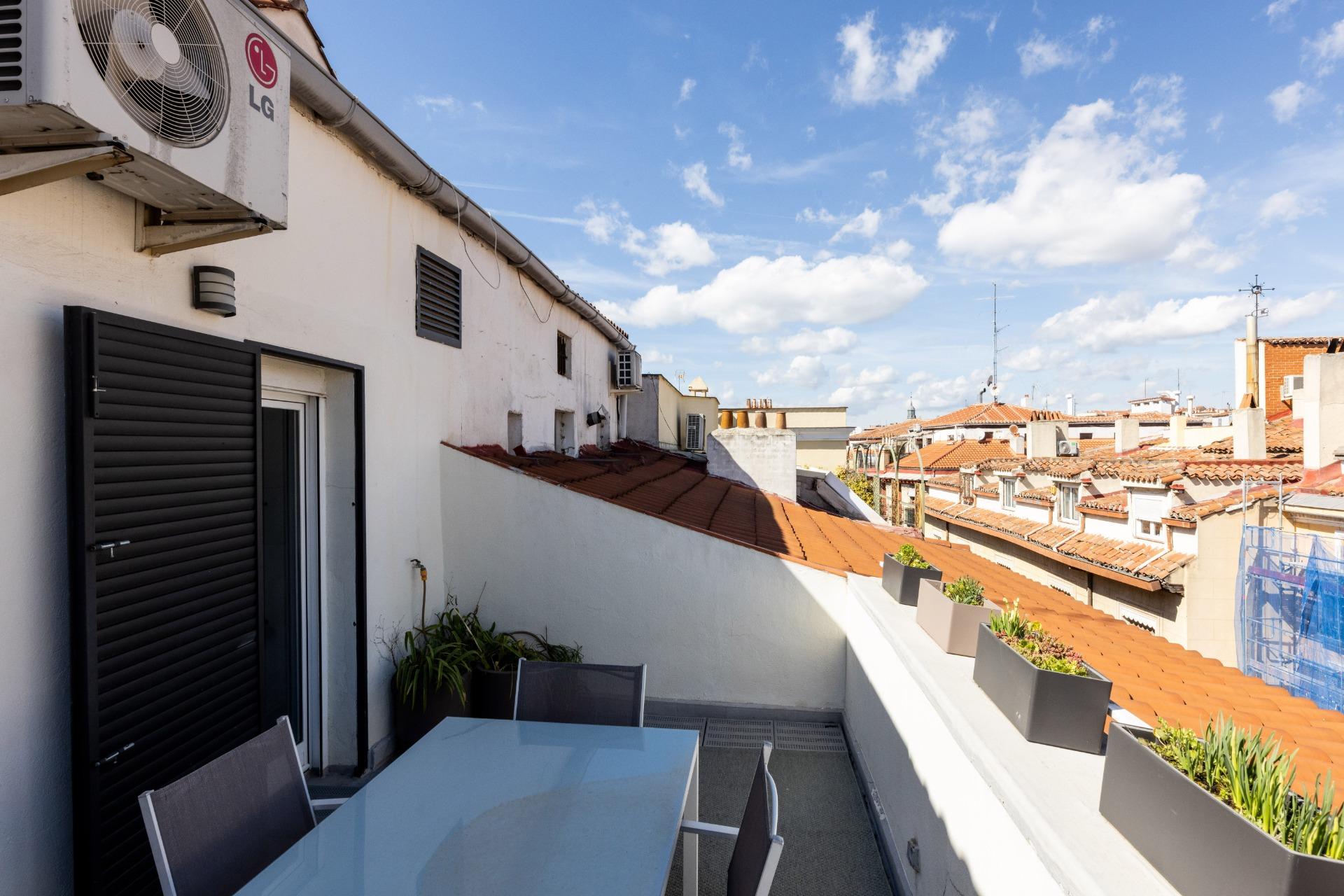 Ático en alquiler con terraza de 17m2, dos dormitorios y dos