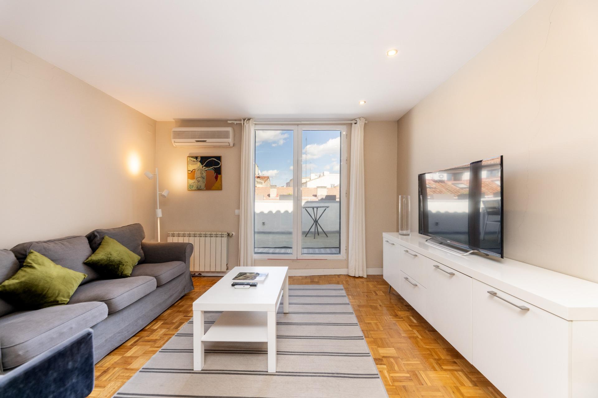 Ático en alquiler con terraza de 17m2, dos dormitorios y dos - foto 2