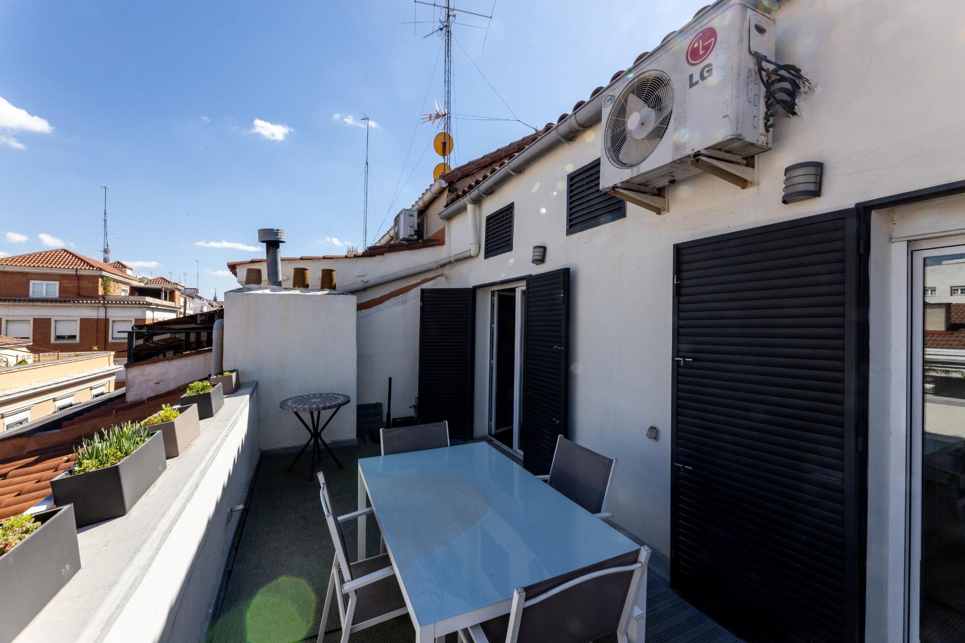 Ático en alquiler con terraza de 17m2, dos dormitorios y dos - foto 11