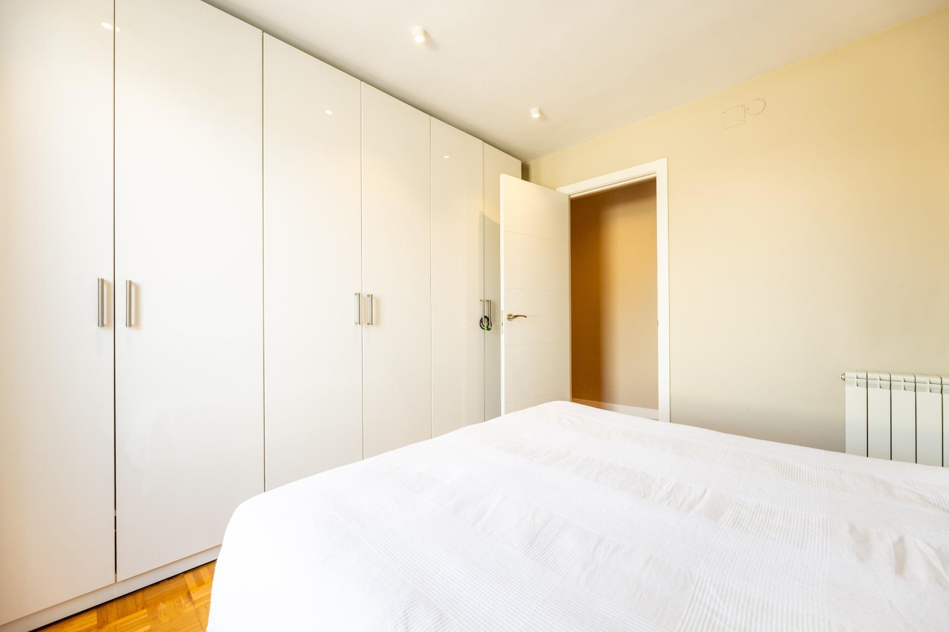 Ático en alquiler con terraza de 17m2, dos dormitorios y dos - foto 13