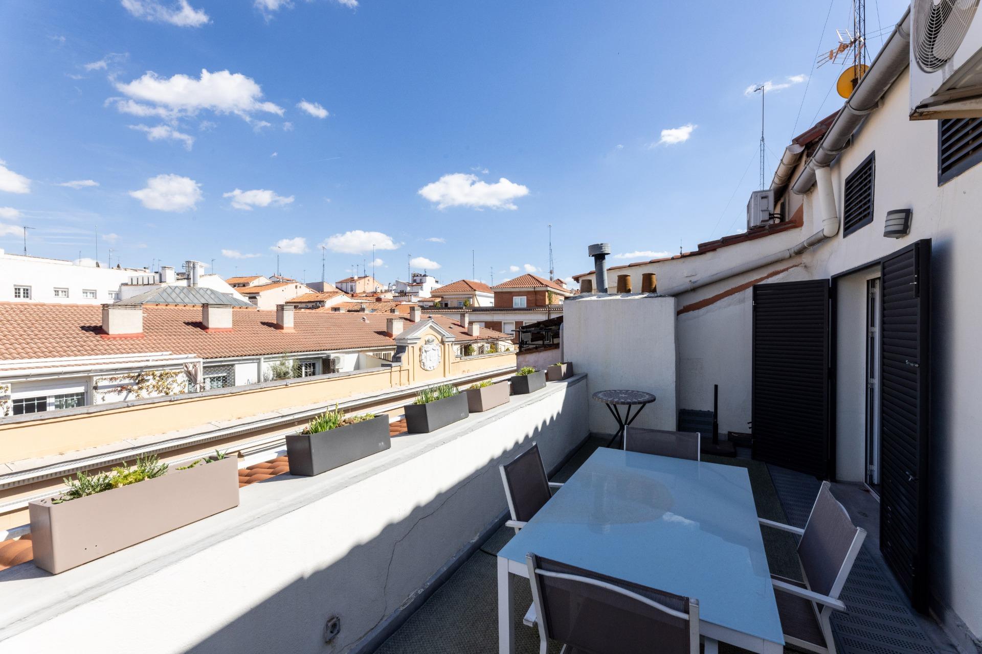 Ático en alquiler con terraza de 17m2, dos dormitorios y dos - foto 16