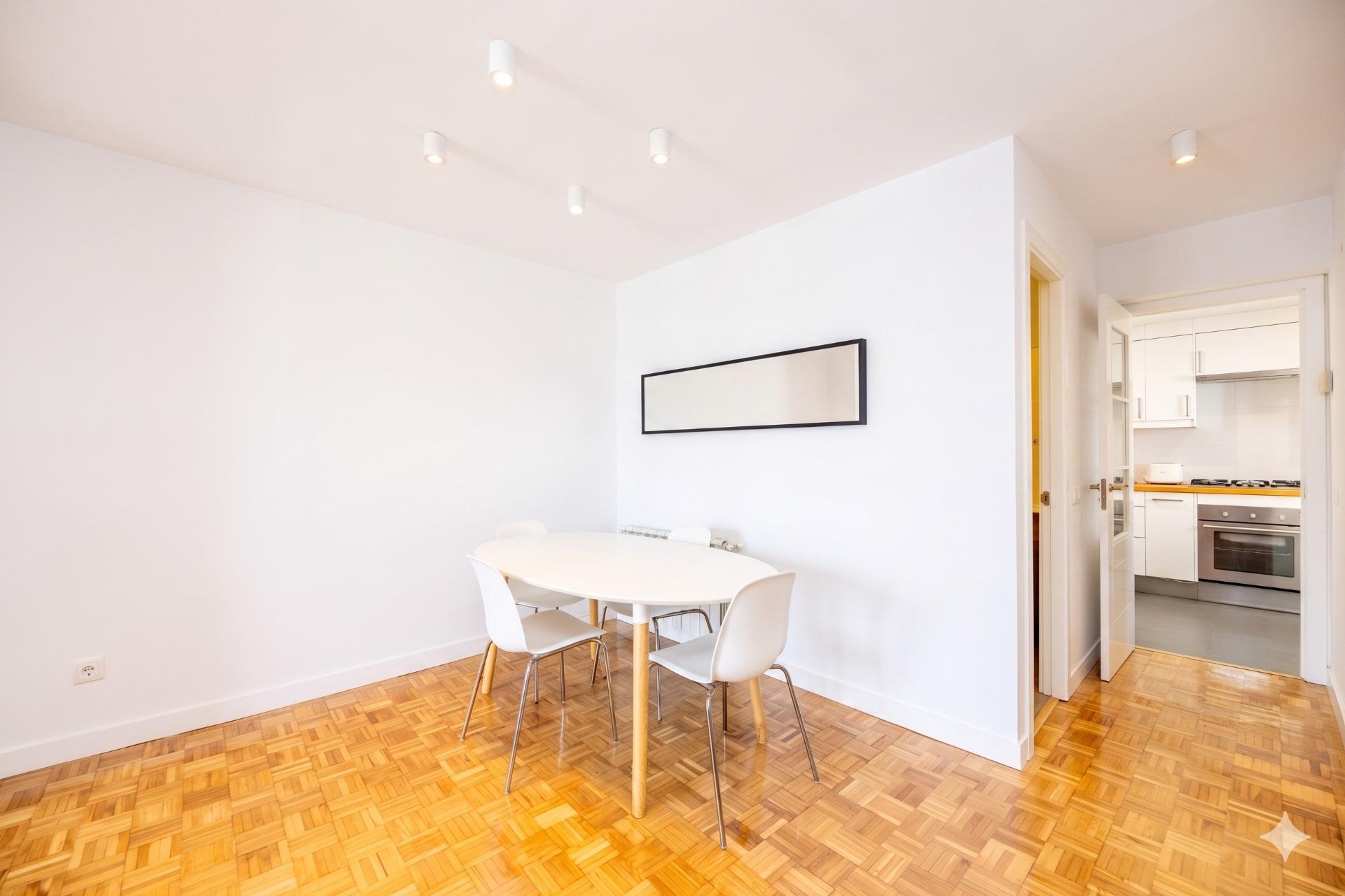 Ático en alquiler con terraza de 17m2, dos dormitorios y dos - foto 19