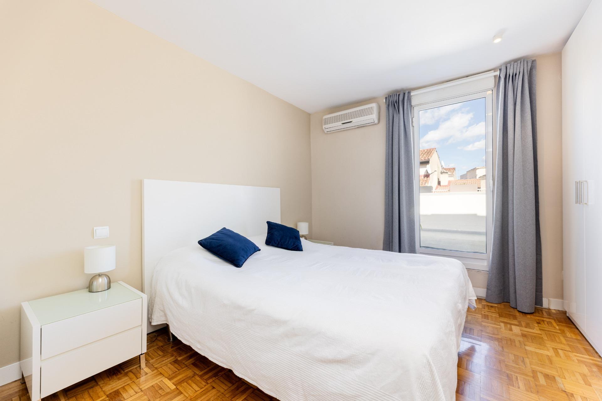 Ático en alquiler con terraza de 17m2, dos dormitorios y dos - foto 3