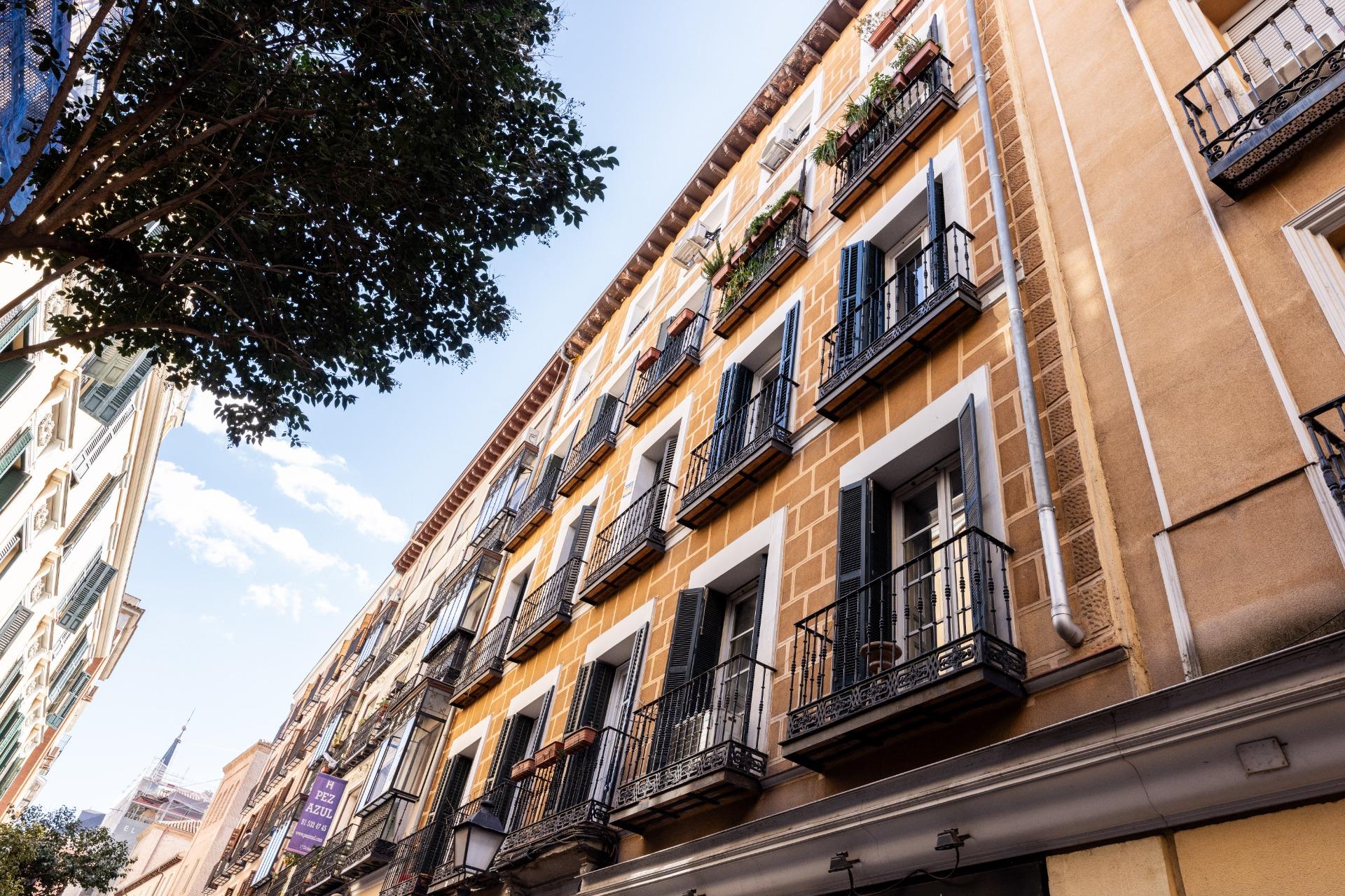 Ático en alquiler con terraza de 17m2, dos dormitorios y dos - foto 24