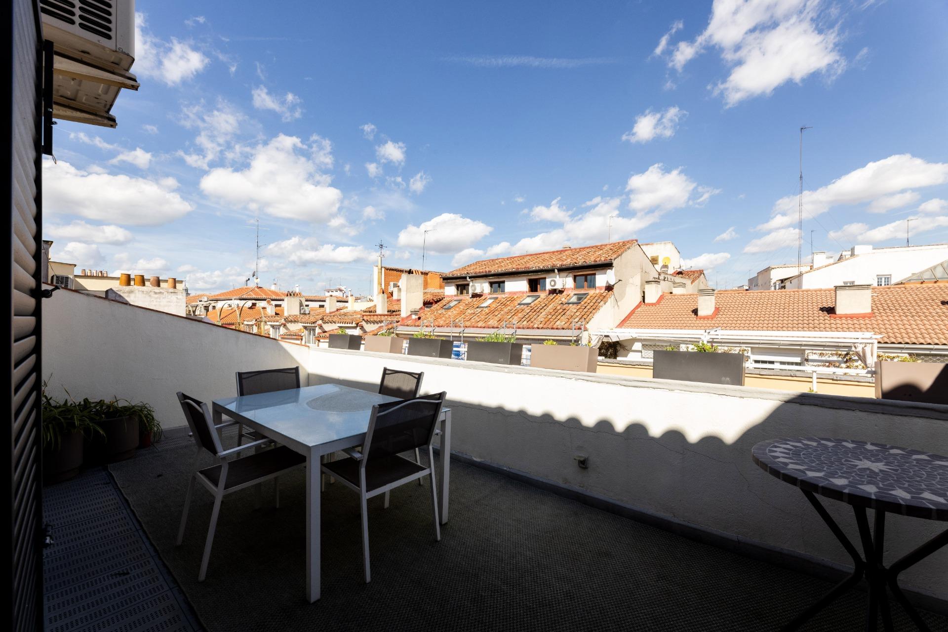 Ático en alquiler con terraza de 17m2, dos dormitorios y dos - foto 6