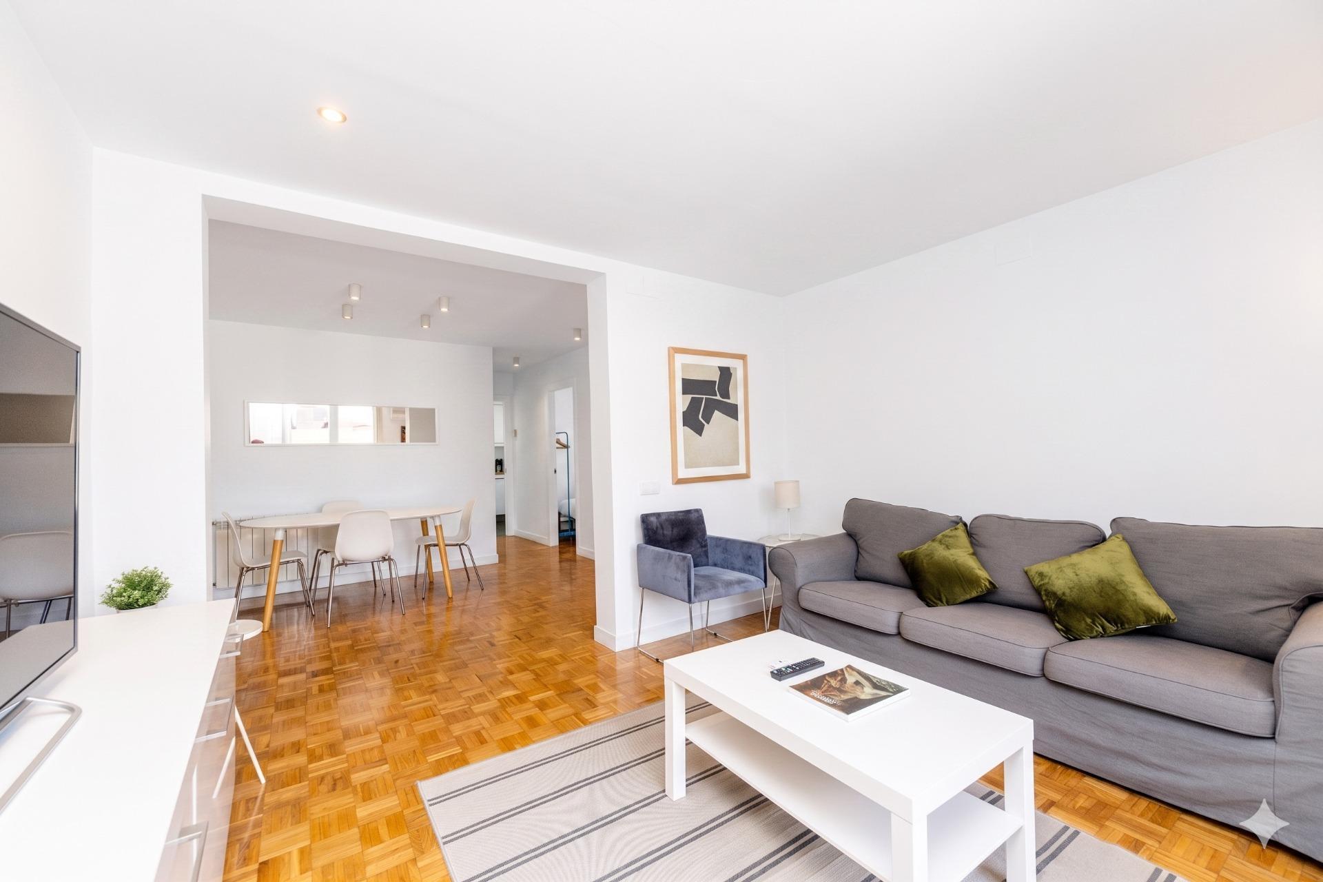 Ático en alquiler con terraza de 17m2, dos dormitorios y dos - foto 7