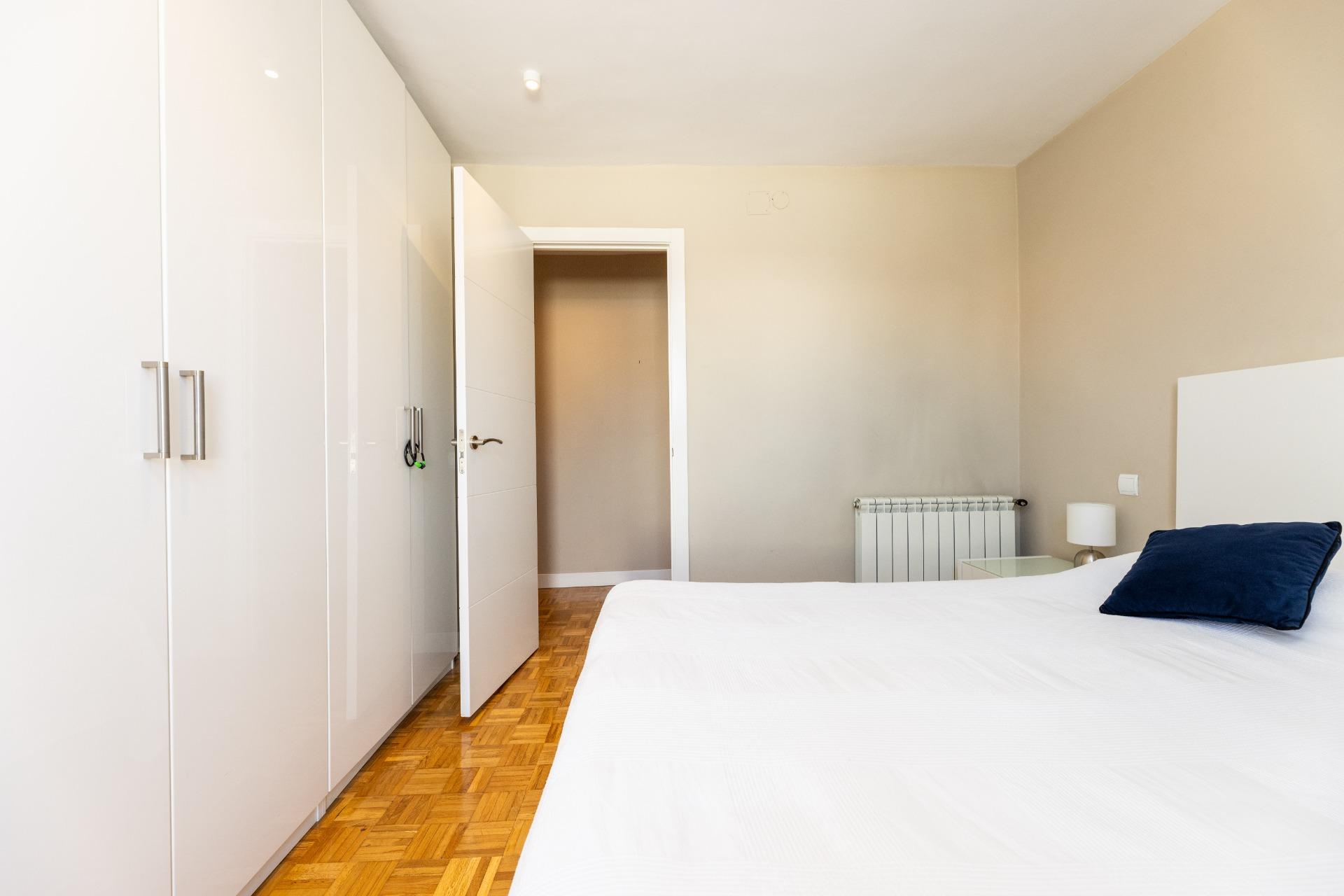 Ático en alquiler con terraza de 17m2, dos dormitorios y dos - foto 8