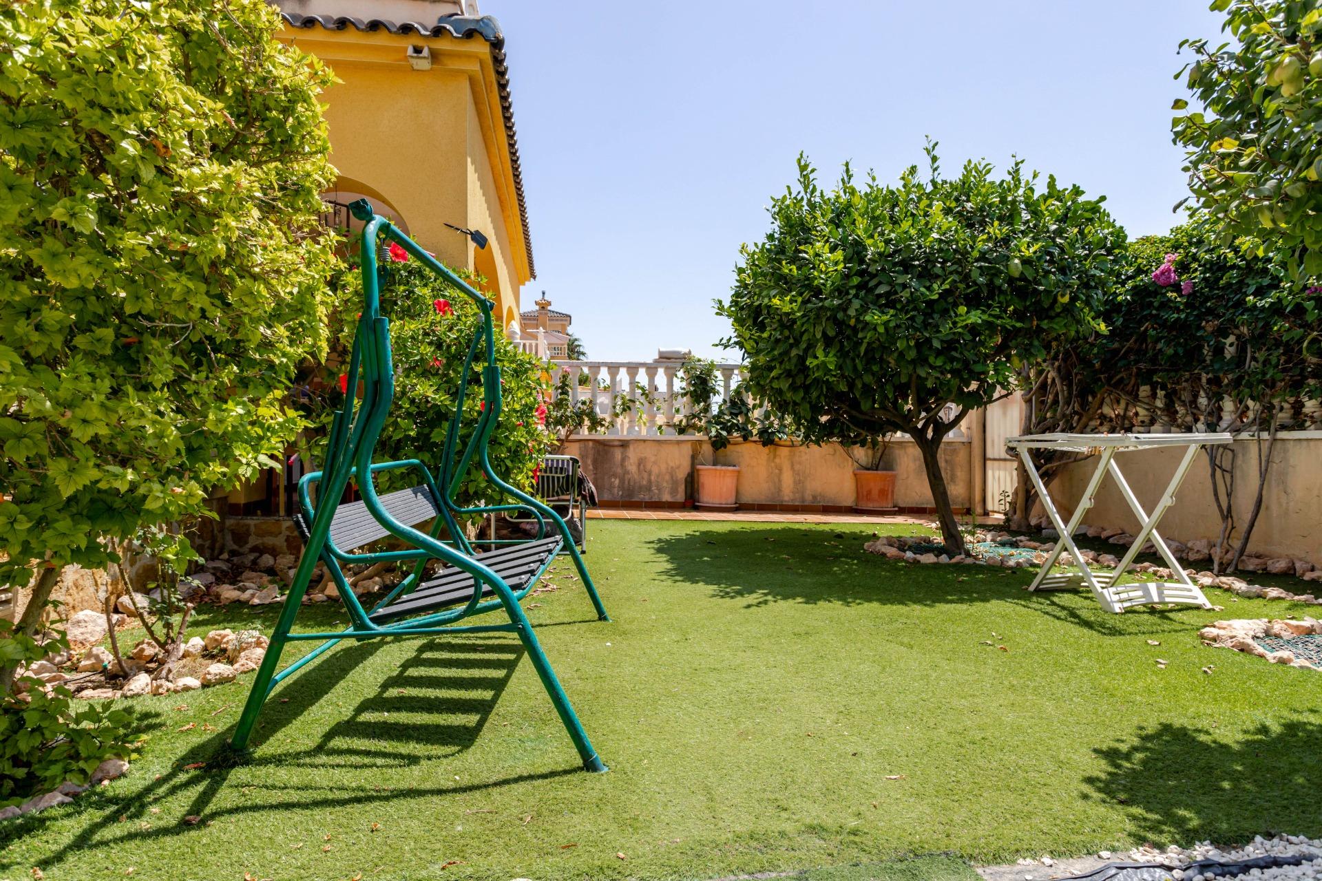 Amplio bungalow en planta baja con parcela de 150 m2 y aparc