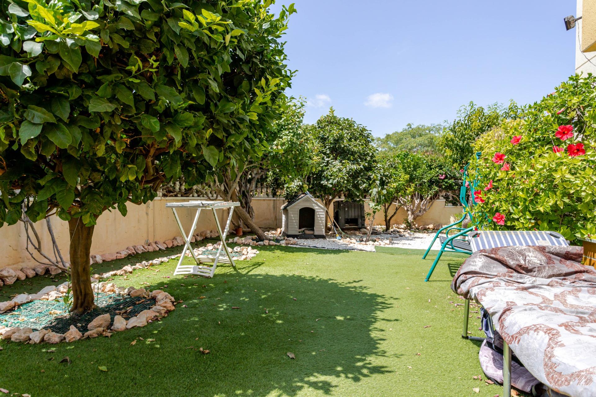 Amplio bungalow en planta baja con parcela de 150 m2 y aparc - foto 2