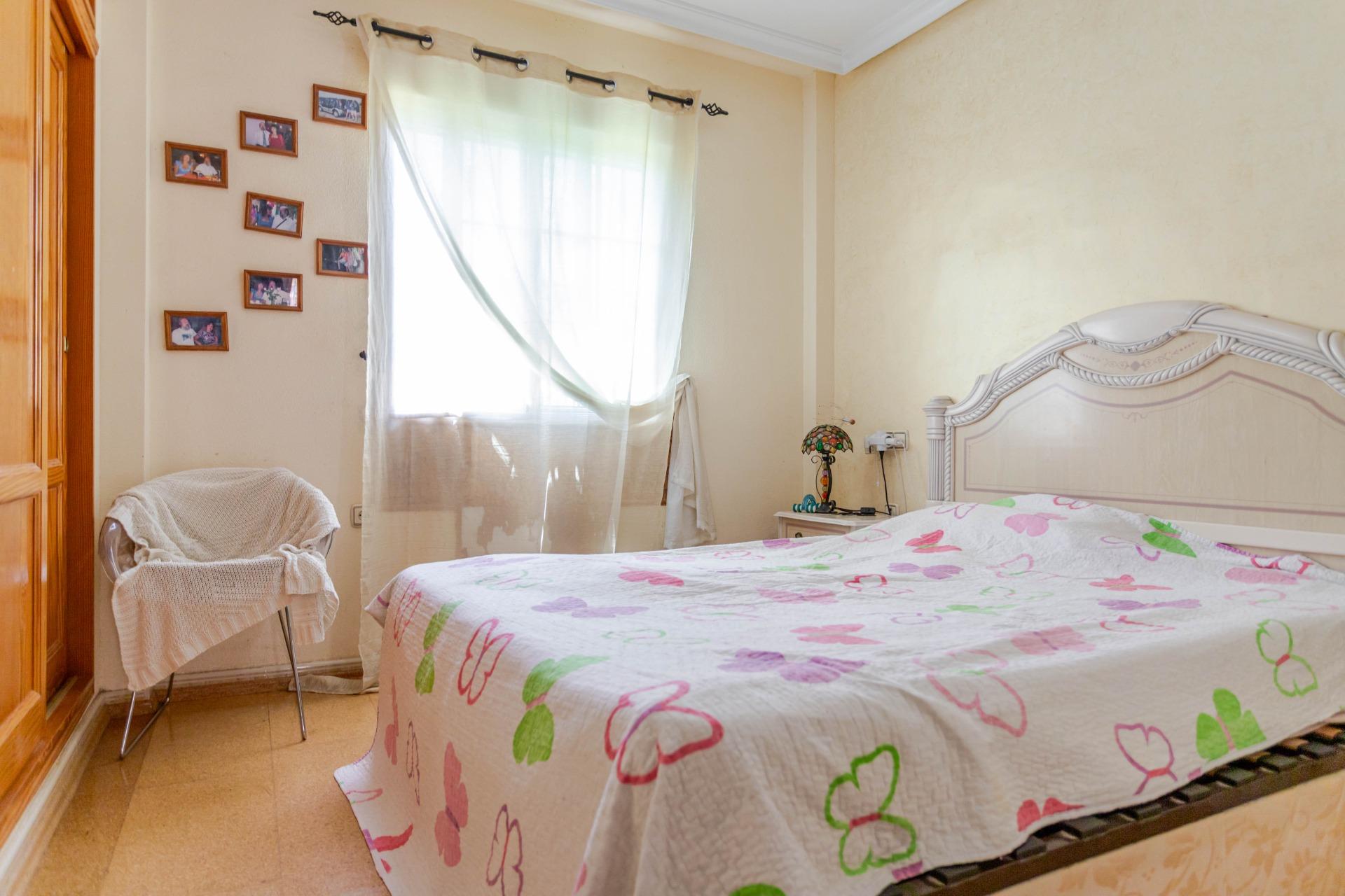 Amplio bungalow en planta baja con parcela de 150 m2 y aparc - foto 12