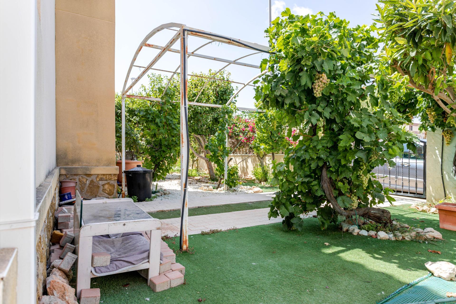 Amplio bungalow en planta baja con parcela de 150 m2 y aparc - foto 3