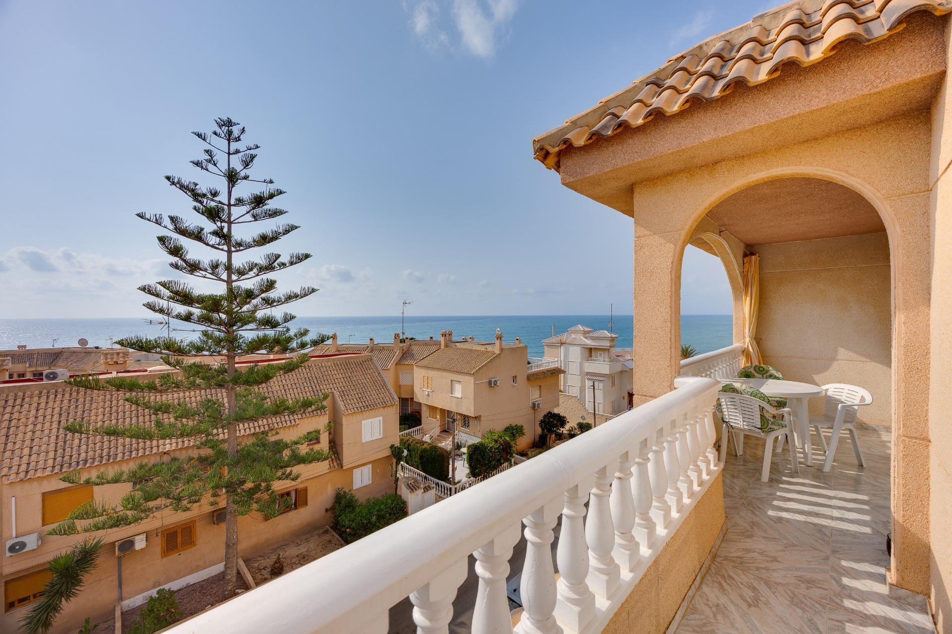 Apartamento con vistas al mar a solo 100 metros de la playa  - foto 2