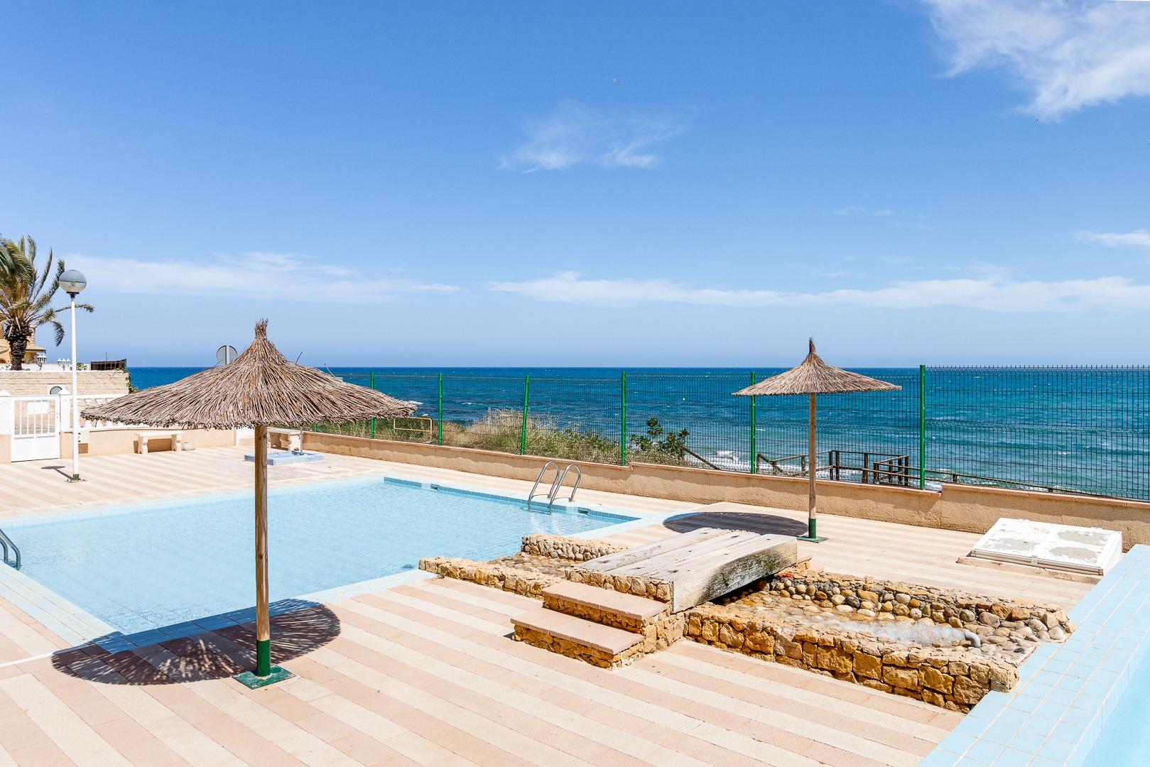 Apartamento con vistas al mar a solo 100 metros de la playa  - foto 36
