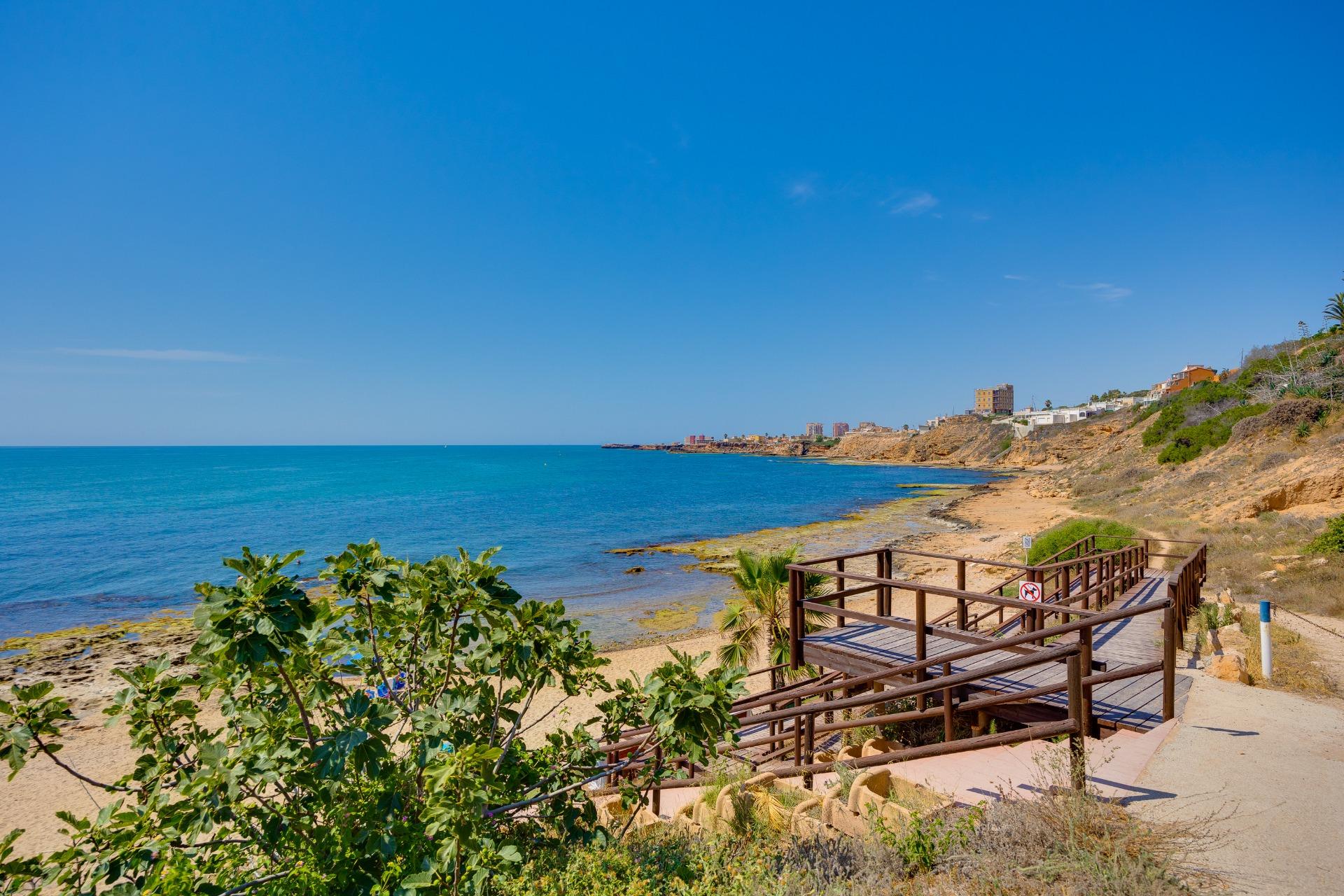 Apartamento con vistas al mar a solo 100 metros de la playa  - foto 45