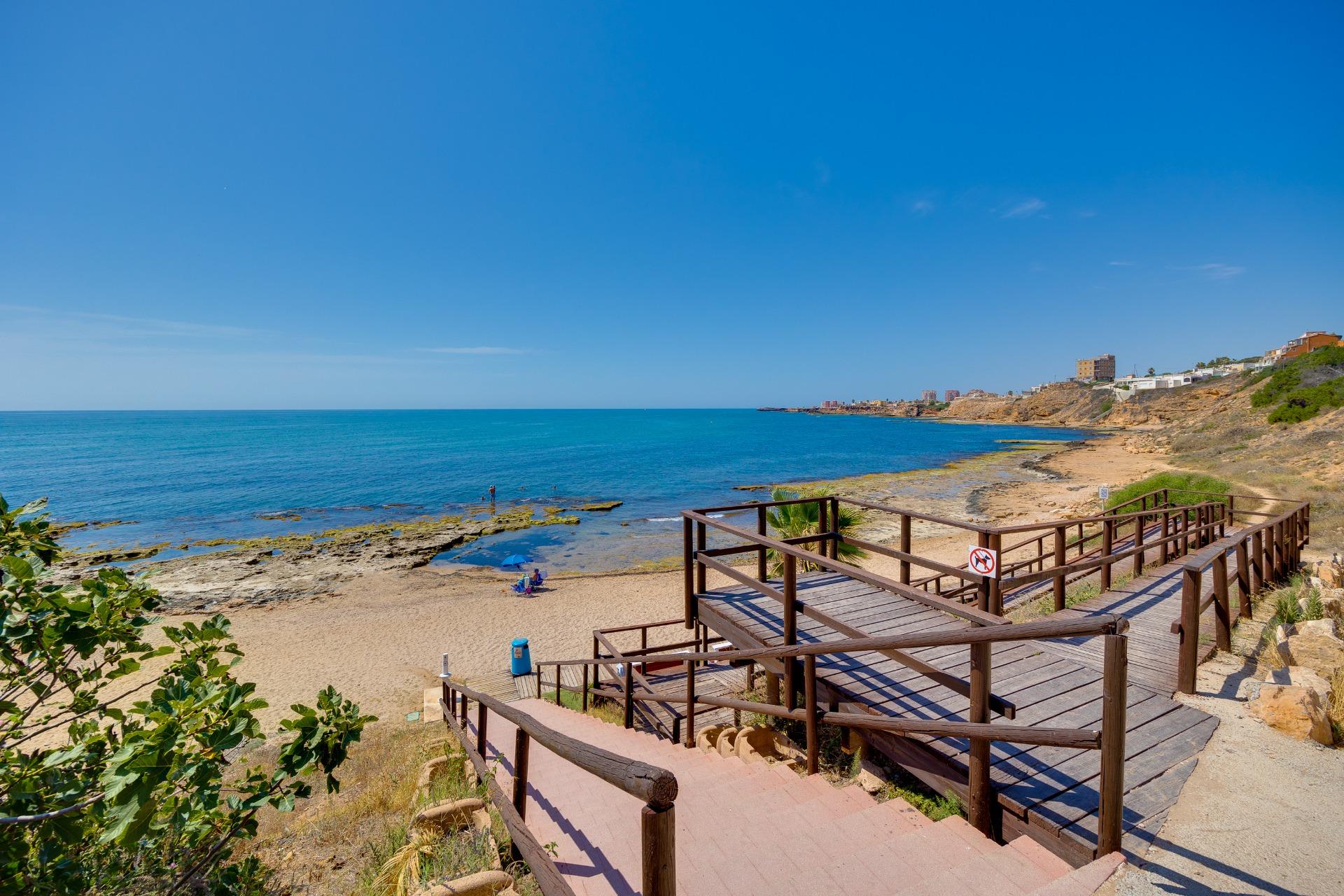 Apartamento con vistas al mar a solo 100 metros de la playa  - foto 46