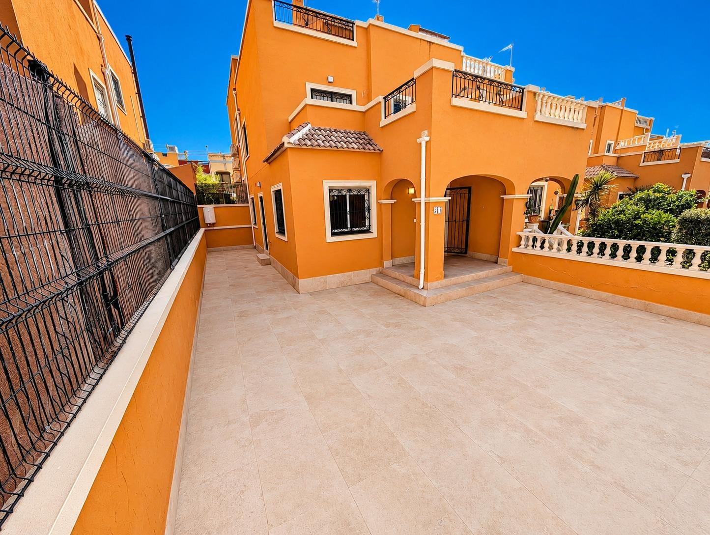 Chalet adosado con solárium privado y vistas a la piscina en