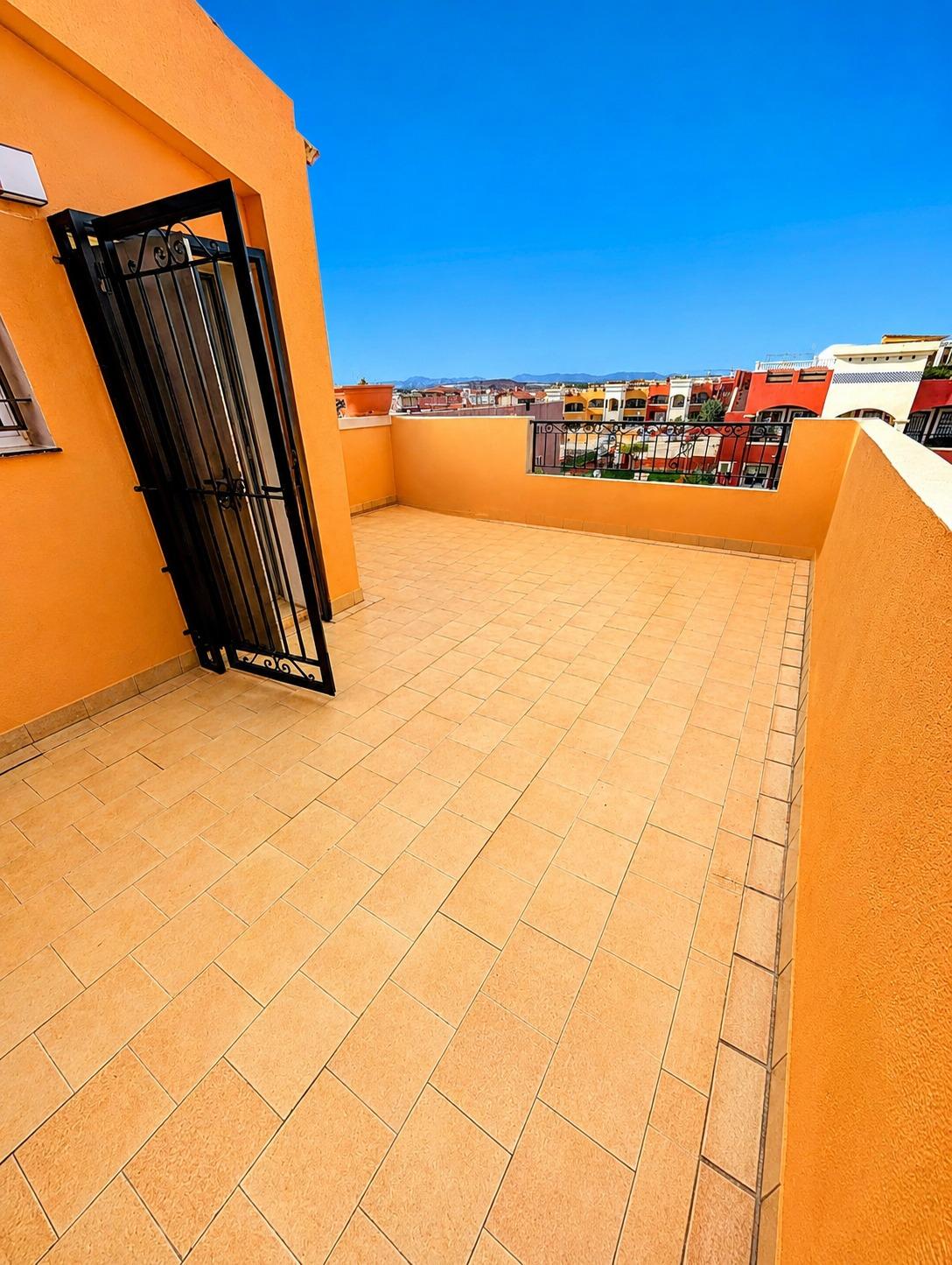 Chalet adosado con solárium privado y vistas a la piscina en - foto 22