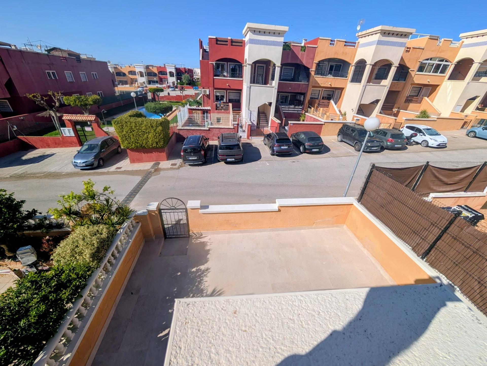 Chalet adosado con solárium privado y vistas a la piscina en - foto 25