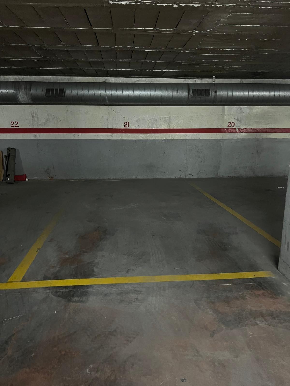 Varias plazas de parking para coche grande en venta