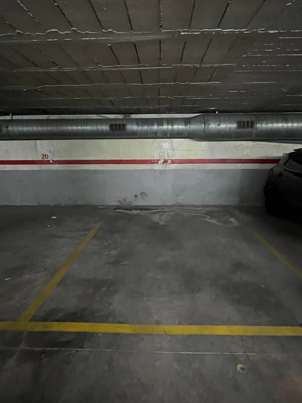 Varias plazas de parking para coche grande en venta - foto 2