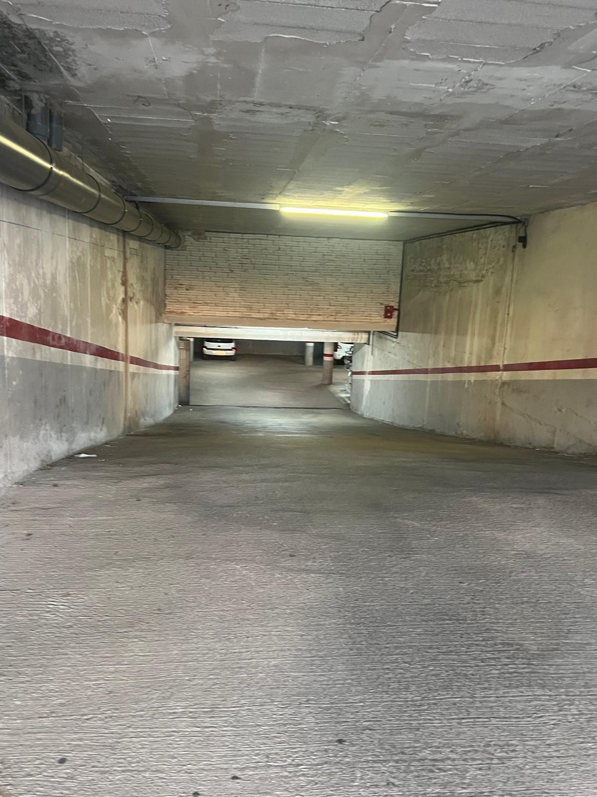 Varias plazas de parking para coche grande en venta - foto 11