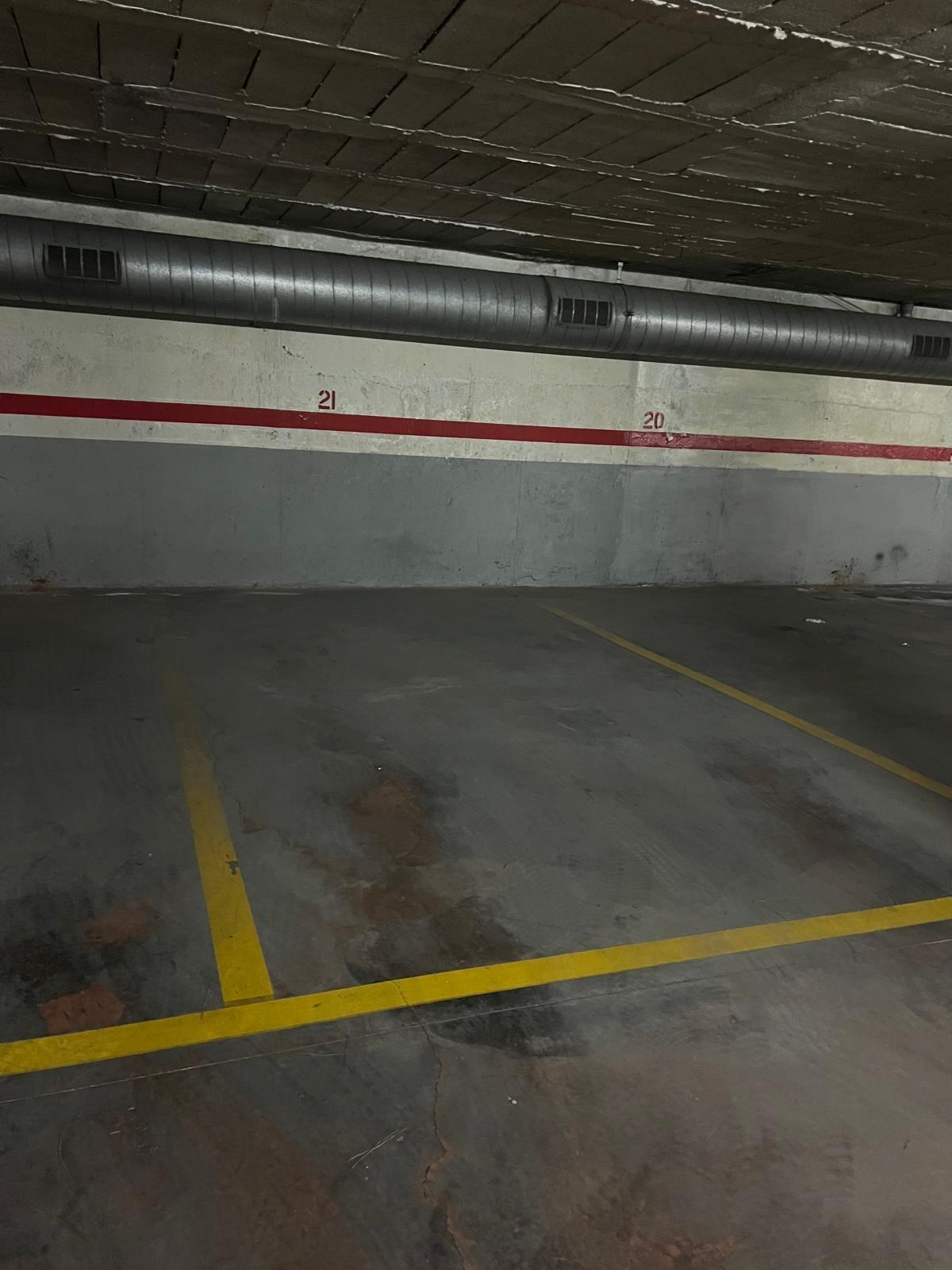 Varias plazas de parking para coche grande en venta - foto 13
