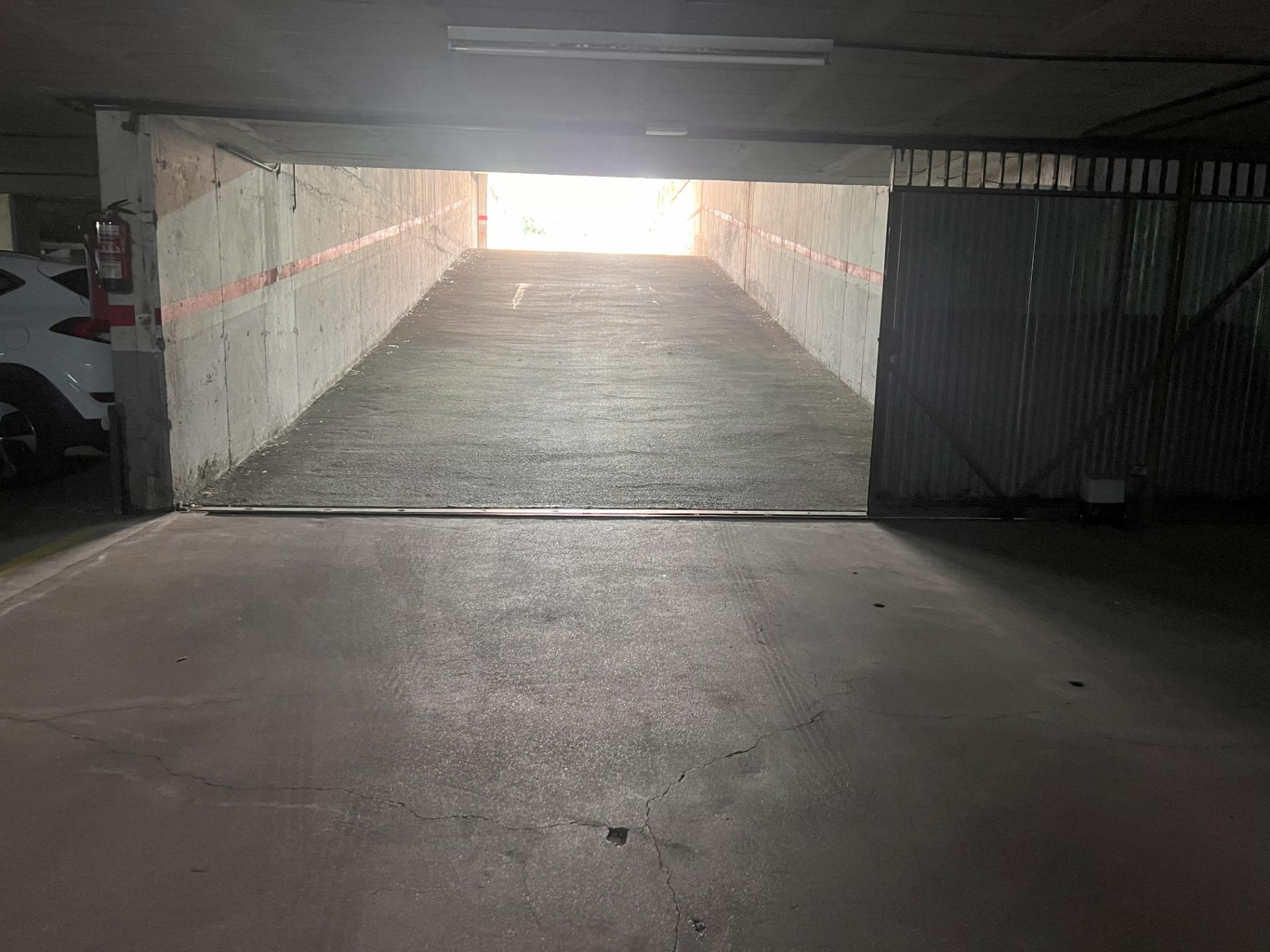 Varias plazas de parking para coche grande en venta - foto 3