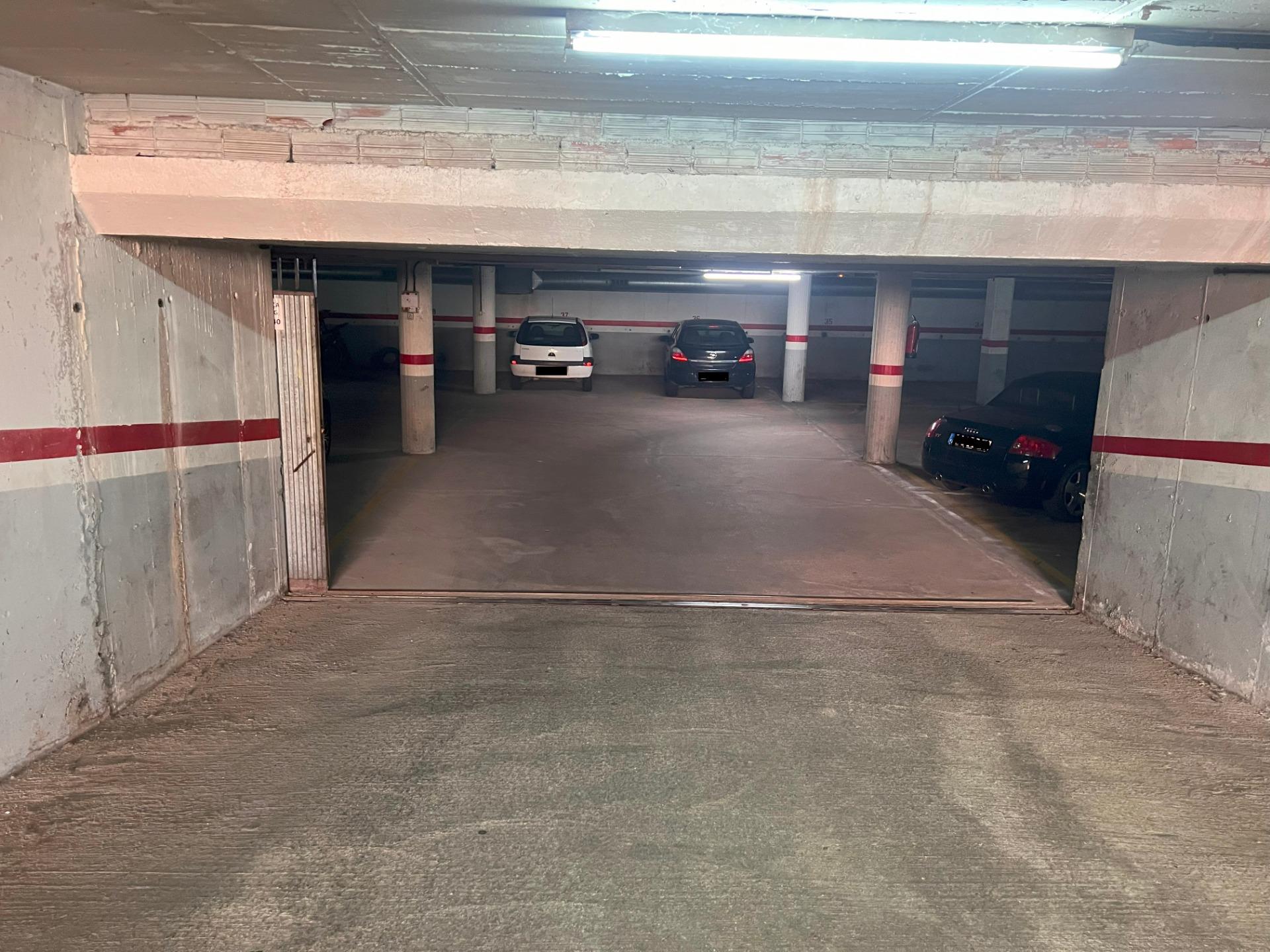 Varias plazas de parking para coche grande en venta - foto 4