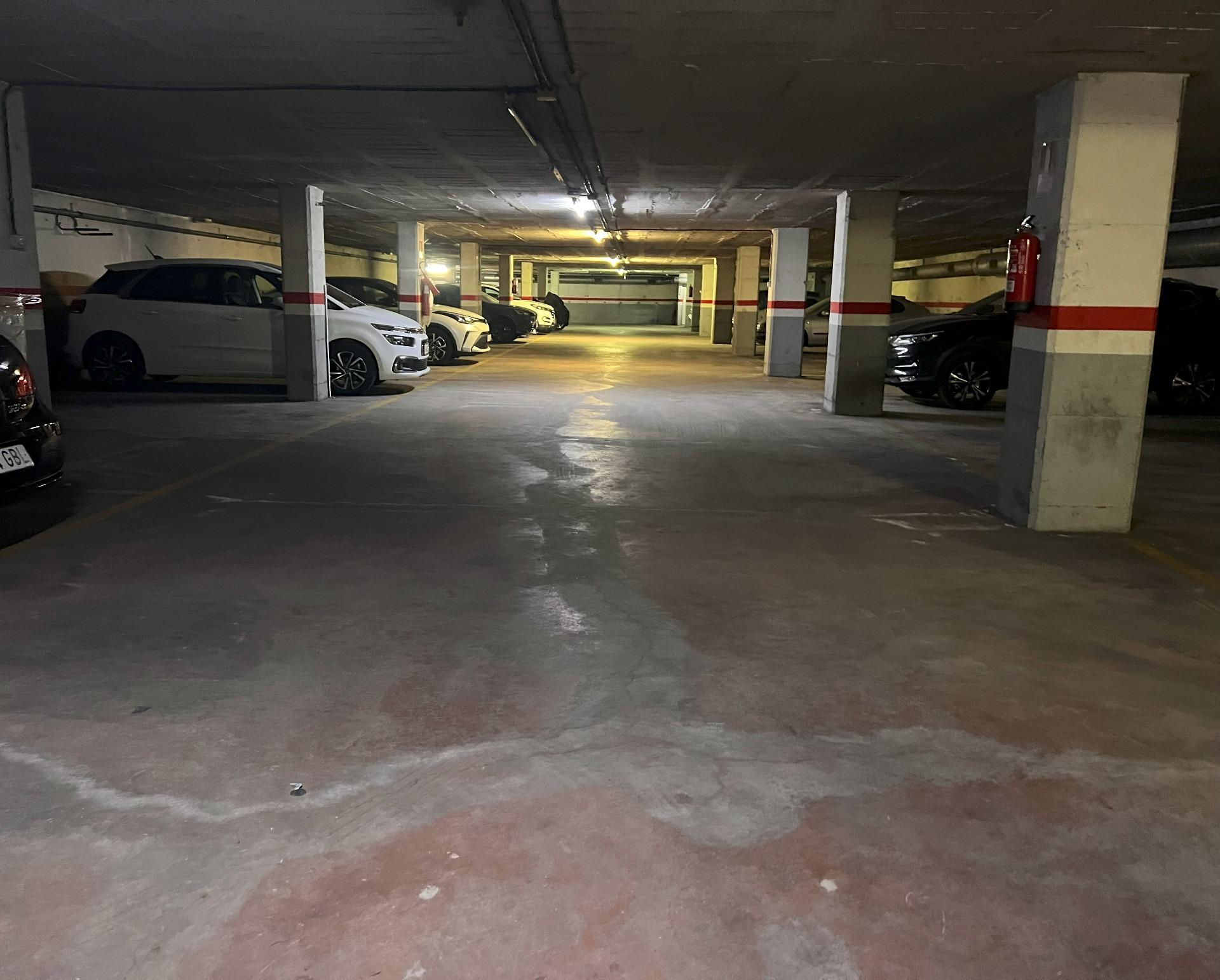 Varias plazas de parking para coche grande en venta - foto 5