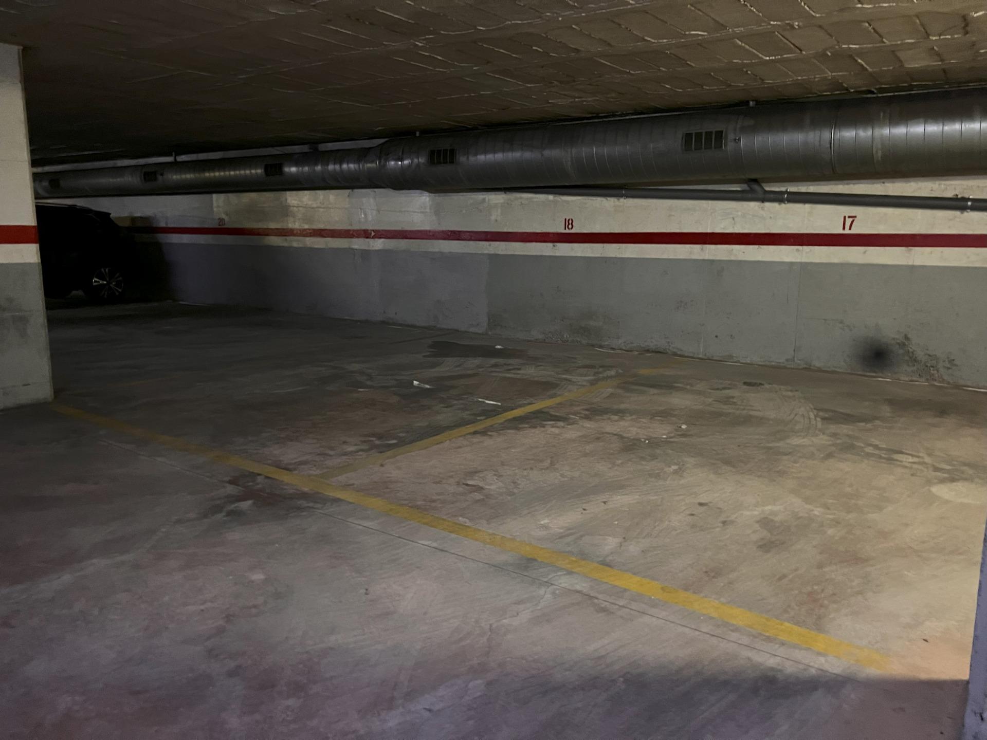 Varias plazas de parking para coche grande en venta - foto 6