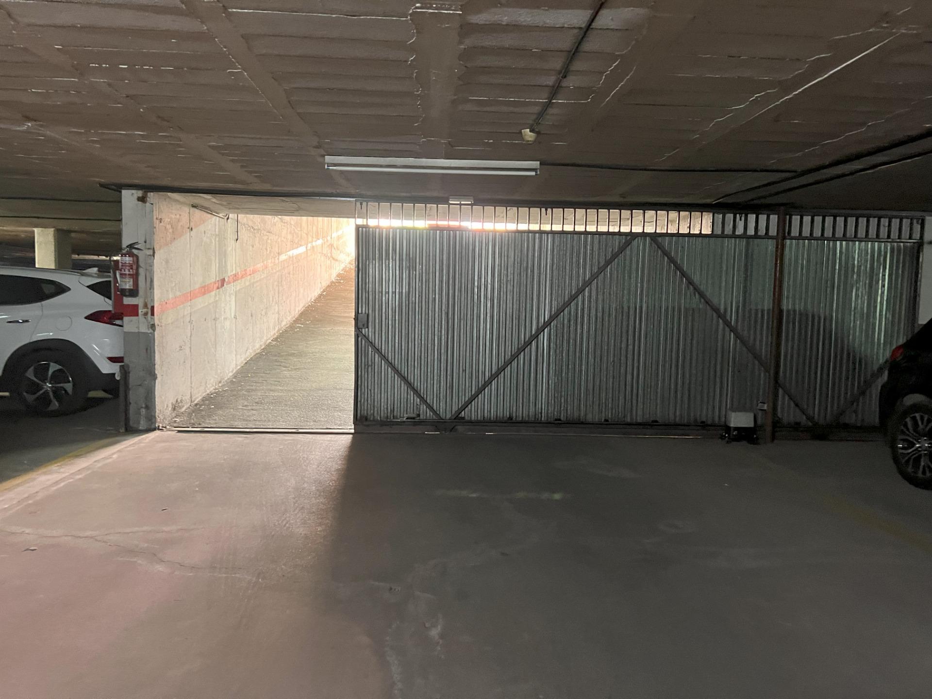 Varias plazas de parking para coche grande en venta - foto 7