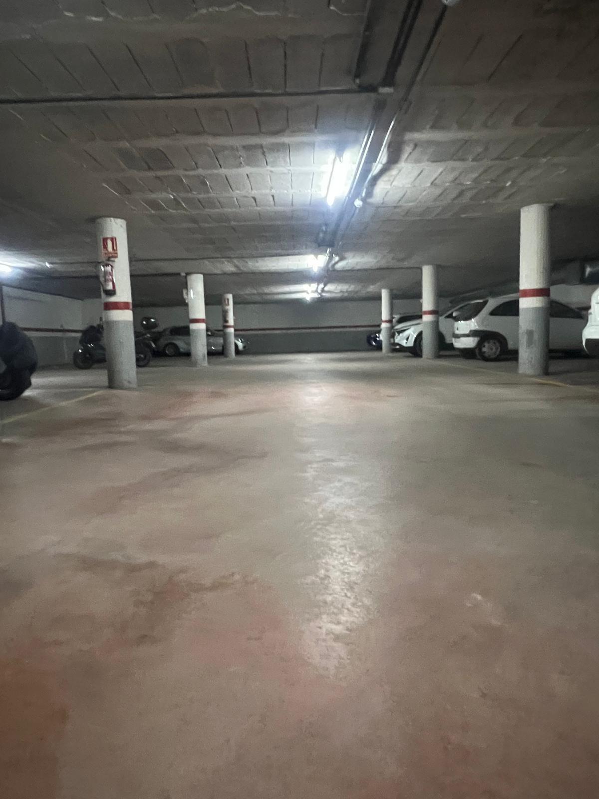 Varias plazas de parking para coche grande en venta - foto 8