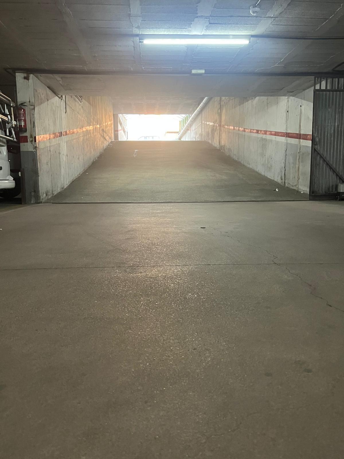 Varias plazas de parking para coche grande en venta - foto 9