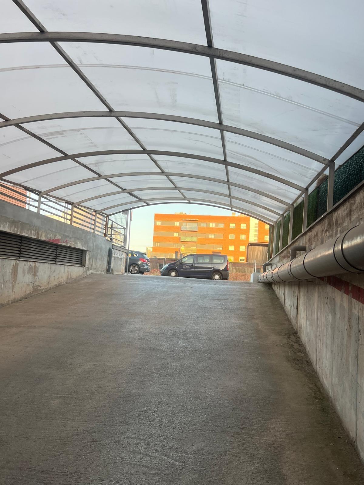 Varias plazas de parking para coche grande en venta - foto 10