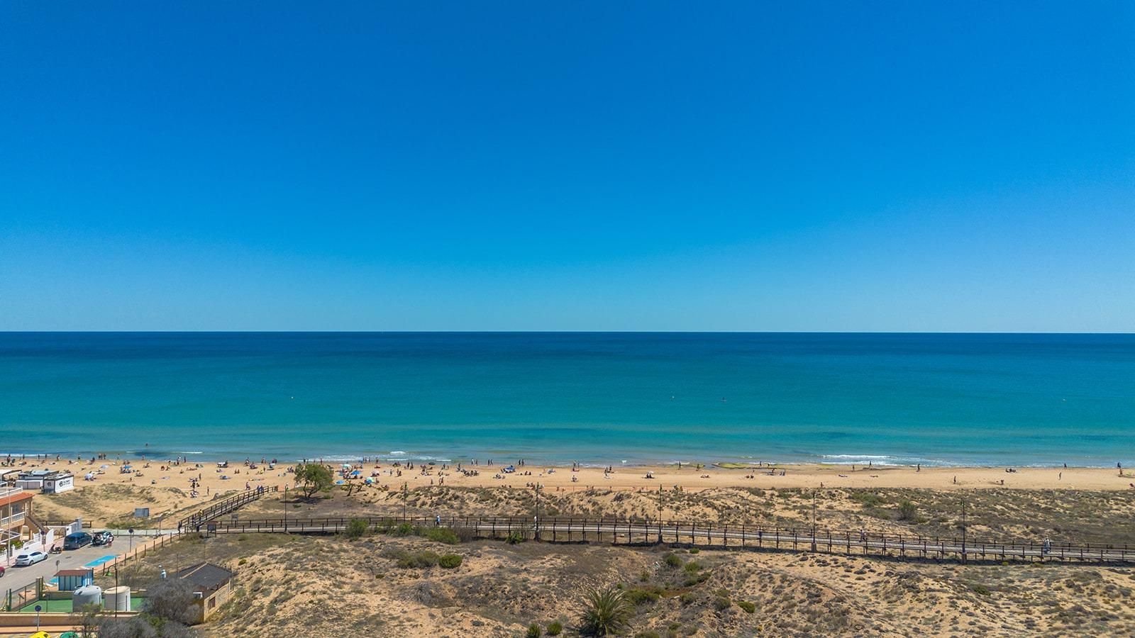 ¡Oportunidad Única en La Mata! Ático de 1 dormitorio a 350 m - foto 9