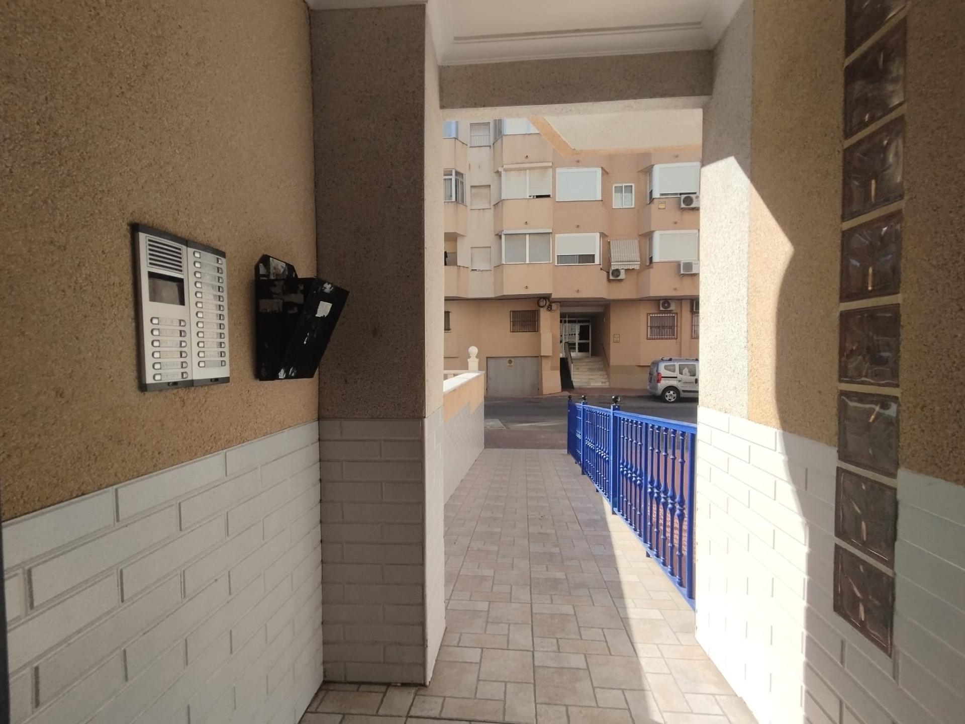Luminoso apartamento reformado en el centro de Guardamar del - foto 24