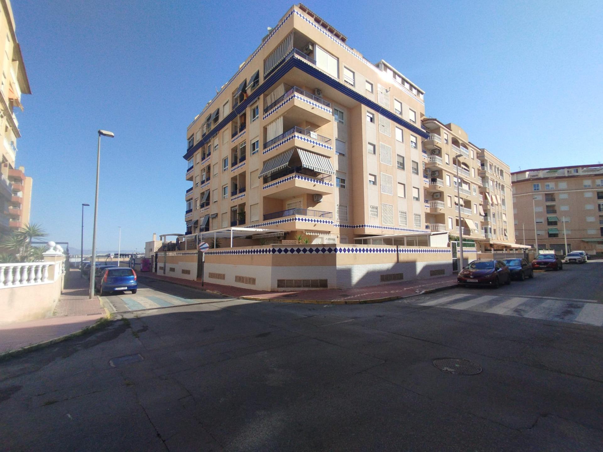 Luminoso apartamento reformado en el centro de Guardamar del - foto 27