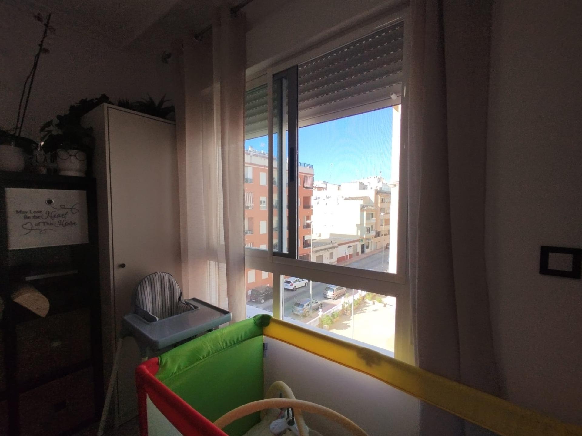 Luminoso apartamento reformado en el centro de Guardamar del - foto 5