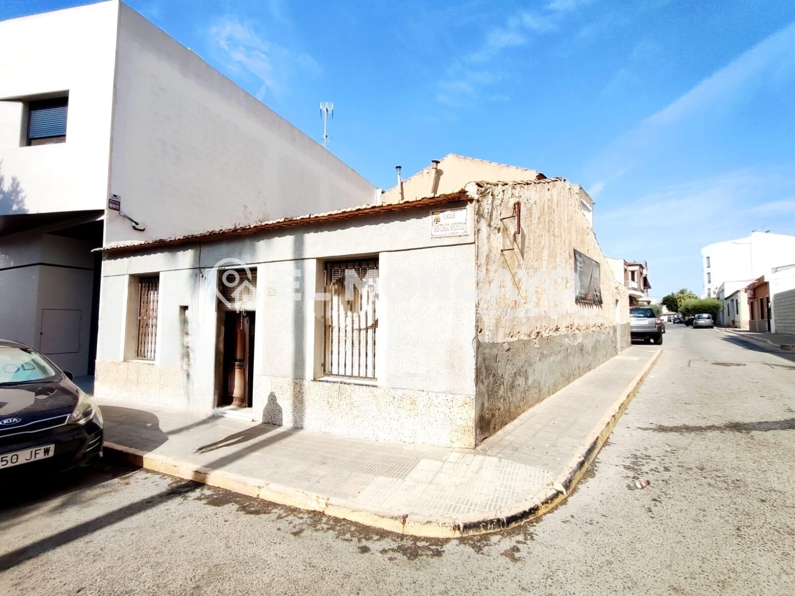 Fantástica casa de pueblo esquina en el centro de Los Montes