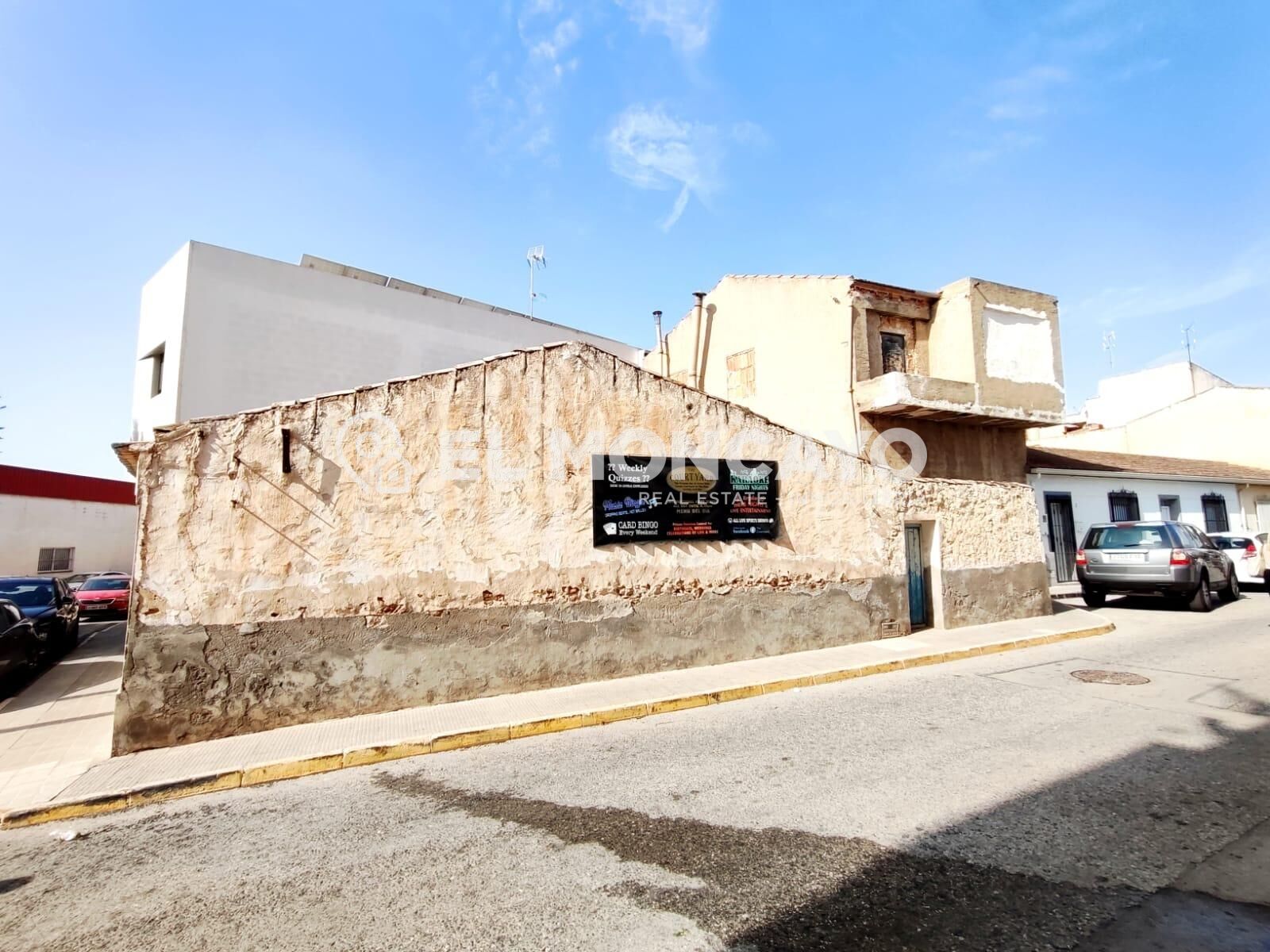 Fantástica casa de pueblo esquina en el centro de Los Montes - foto 2