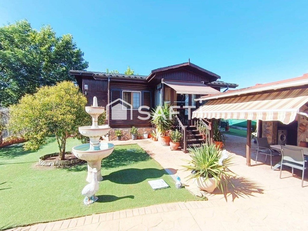Chalet independiente con piscina privada y amplia parcela en