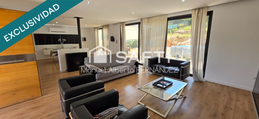 Chalet de obra nueva con diseño contemporáneo y amplios espa