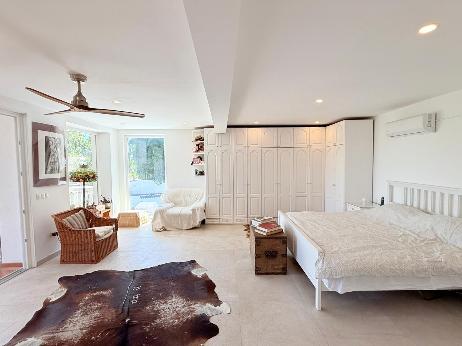 Exclusiva villa con vistas al mar, privacidad y amplios espa - foto 22