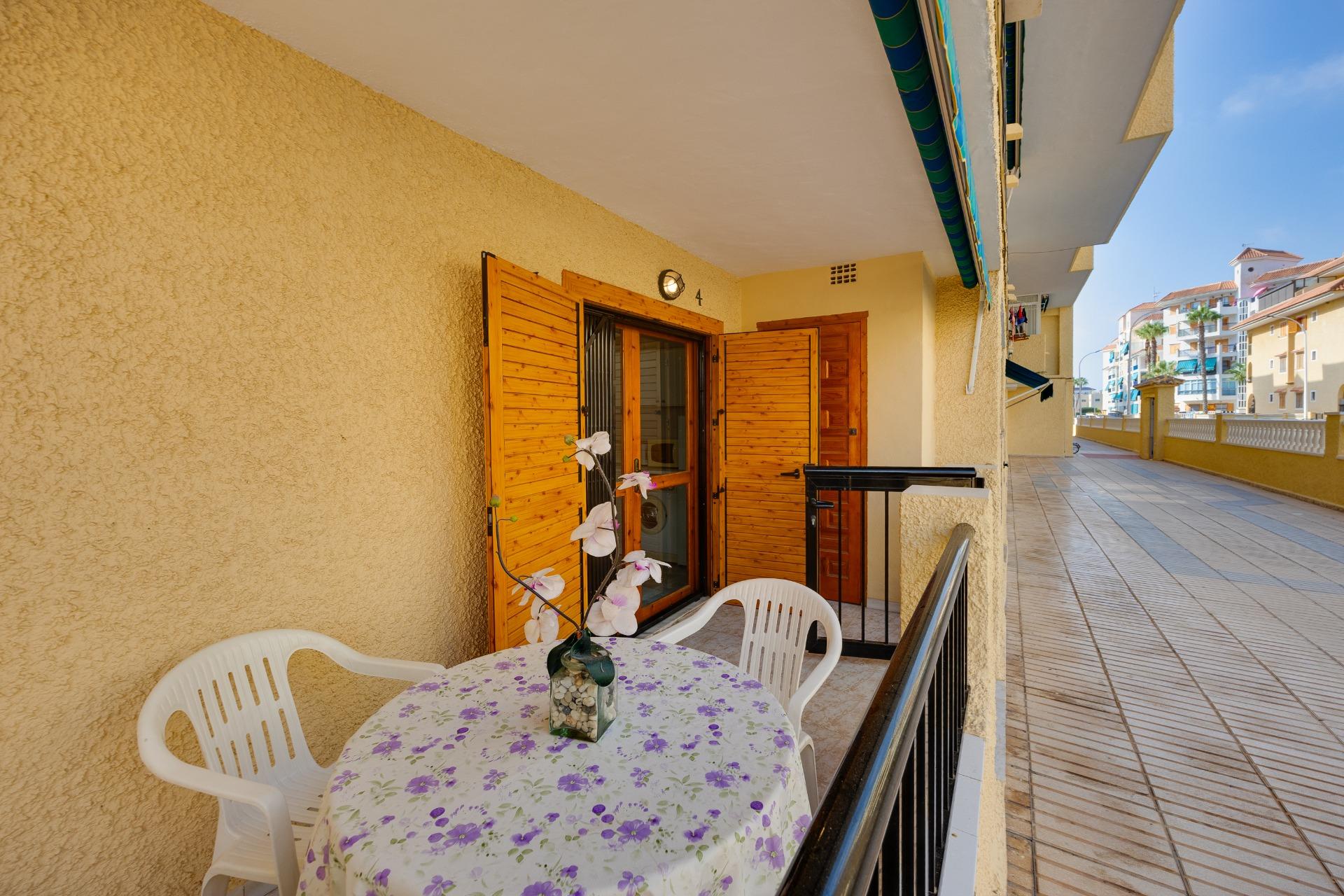 Apartamento de 1 dormitorio con plaza de garaje y piscina co