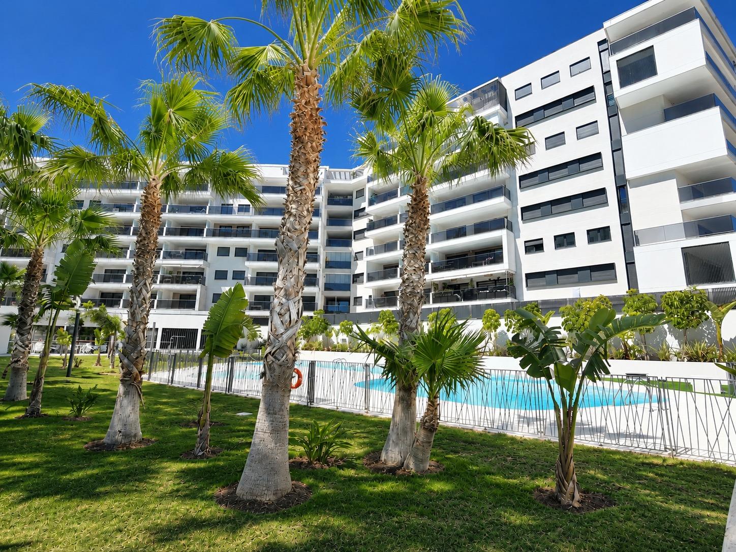 APARTAMENTO CON AMPLIA TERRAZA EN LA MODERNA URBANIZACIÓN SE
