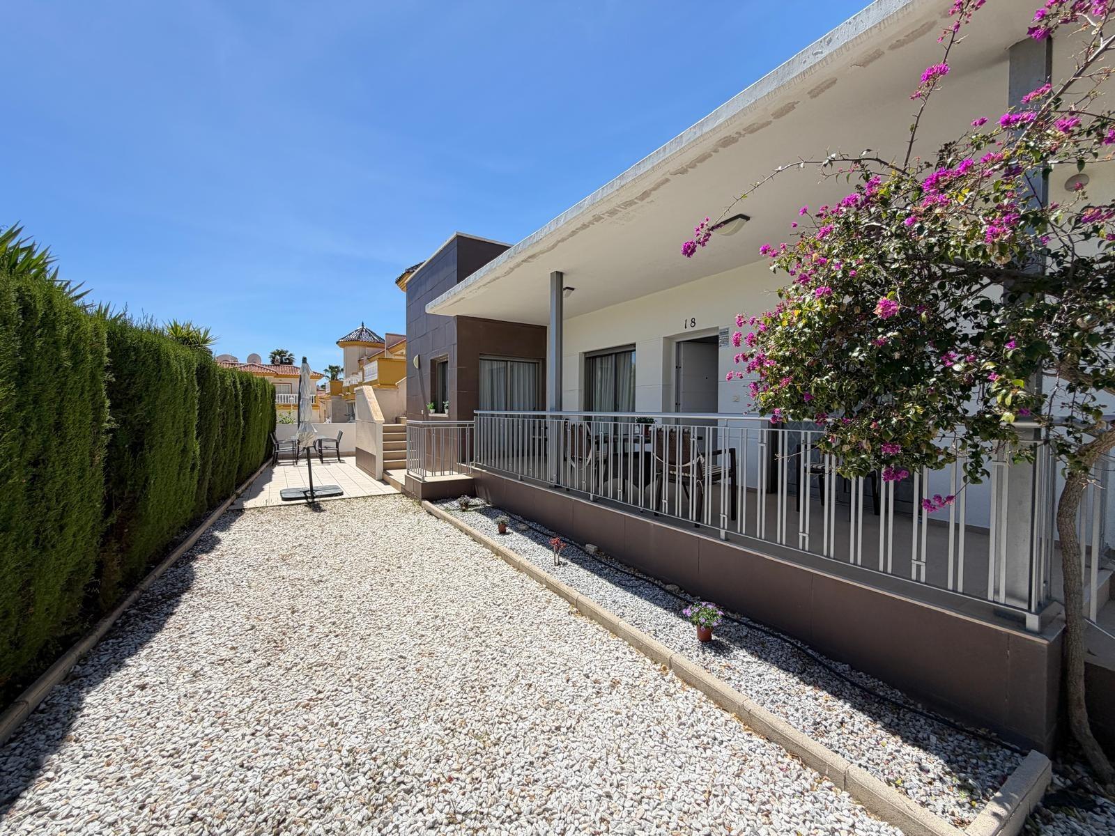 VILLA INDEPENDIENTE EN CIUDAD QUESADA DE 4 DORM. 3 BAÑOS. CO